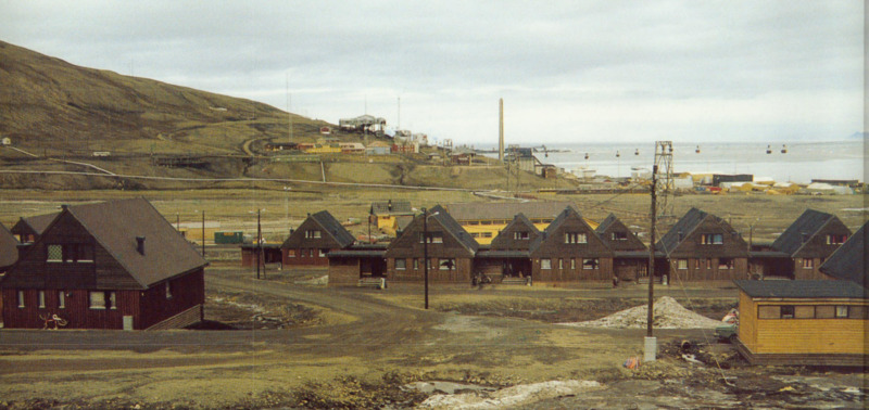 Husene var i utgangspunktet brunbeiset (bilde fra Svalbardposten)