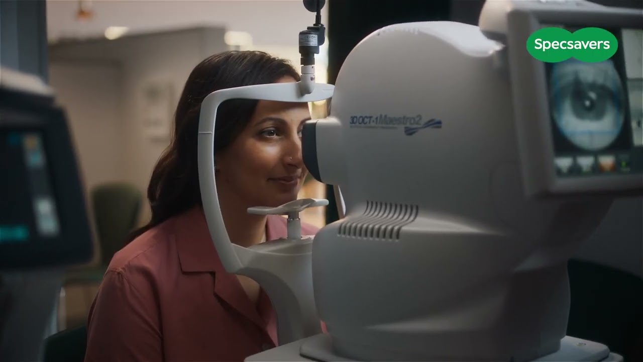Bilde lånt fra Specsavers nettside viser en kunde som sitter en i OCT maskin